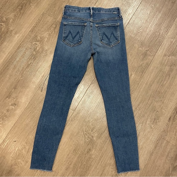 MOTHER High-waisted Looker Ankle Fray jeans in Big Sky (faded blue) - Picture 5 of 13